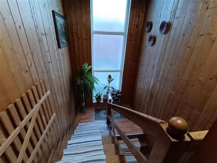 Casă individuală cu 9 camere cu Canalizare în Praid