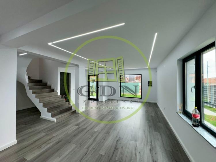 Casă individuală cu 5 camere cu Canalizare în Bariera Vâlcii