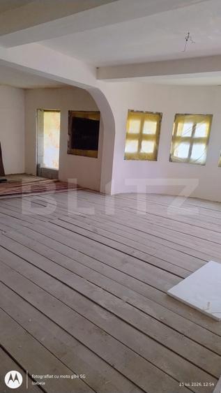 Casă individuală cu 8 camere cu Canalizare în Central