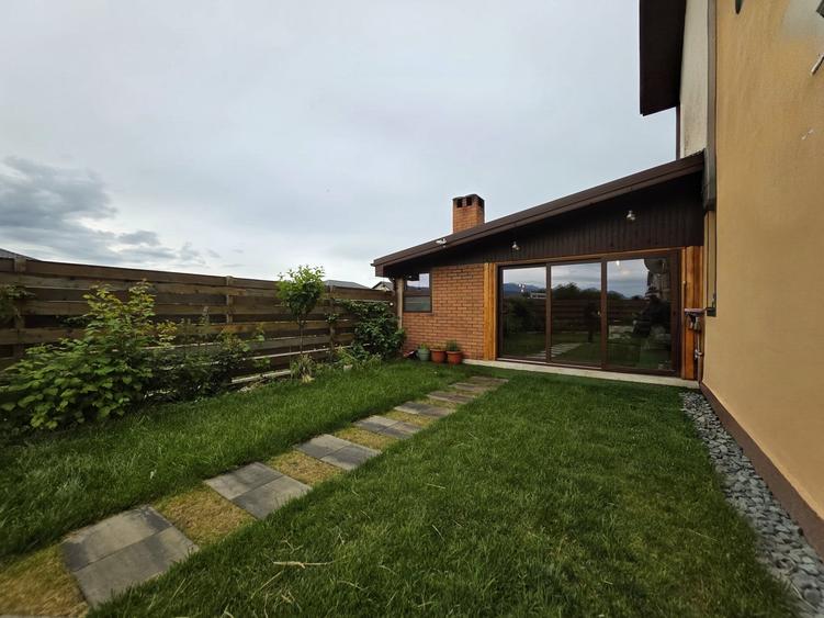 Duplex cu 4 camere cu Canalizare în Stupini