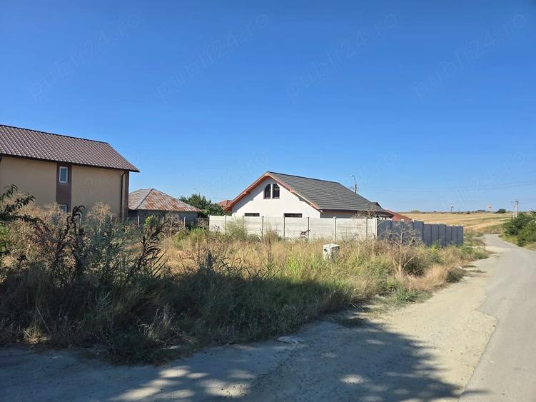 Teren de 600 mp, în Lazu