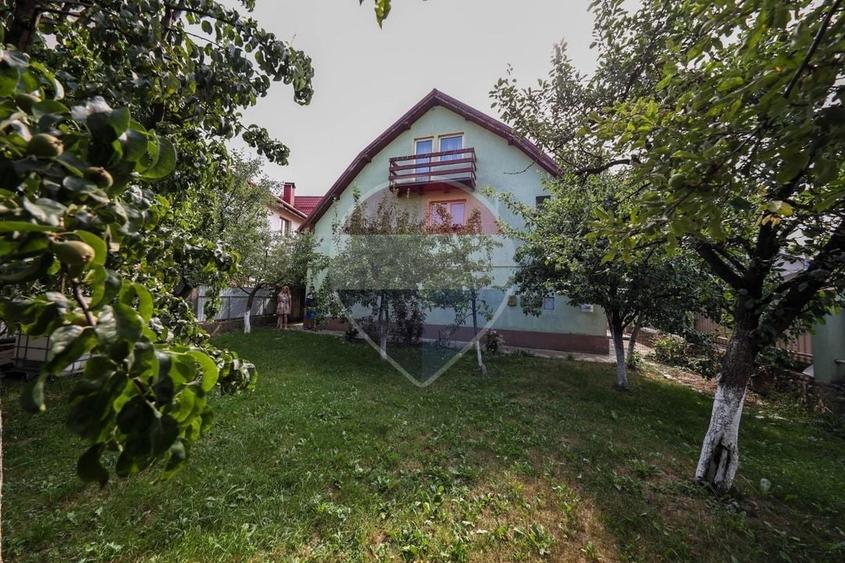 Casă individuală cu 8 camere cu Teren 720 Mp în Central