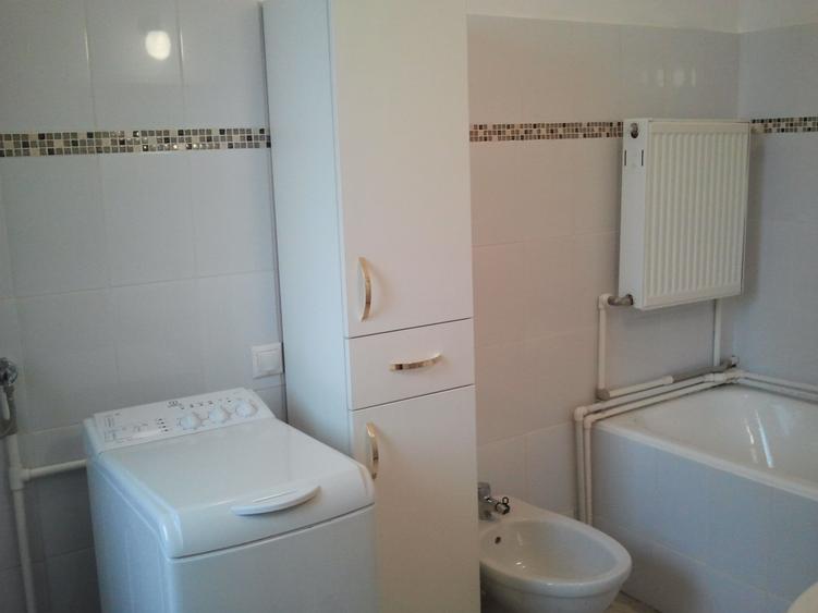 Penthouse cu 4 camere semidecomandat în P-ța Victoriei