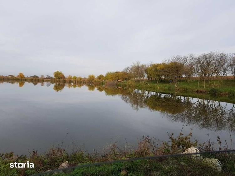 Teren de 400 mp, în Vărăști