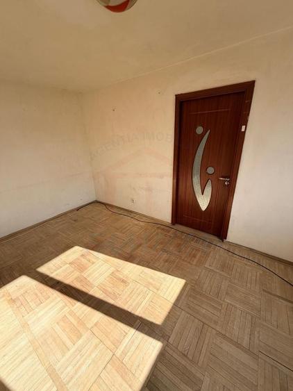 Apartament cu 3 camere semidecomandat în Micro 40
