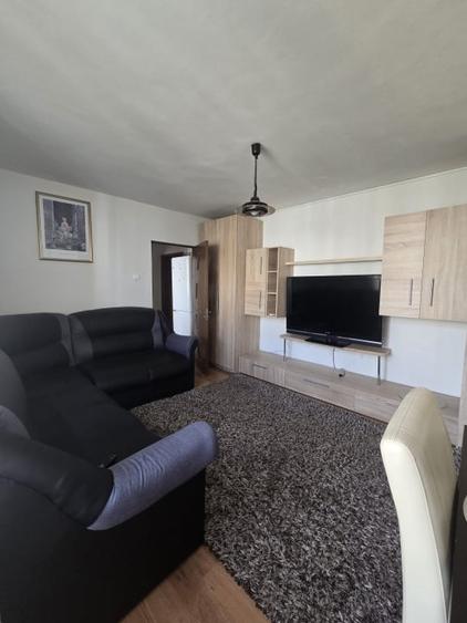 Apartament cu 3 camere semidecomandat, mobilat în Central