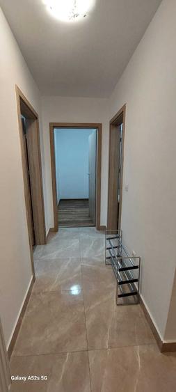 Apartament cu 3 camere decomandat în Tractorul