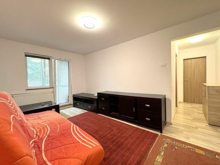 Apartament cu 3 camere semidecomandat, mobilat în Dacia