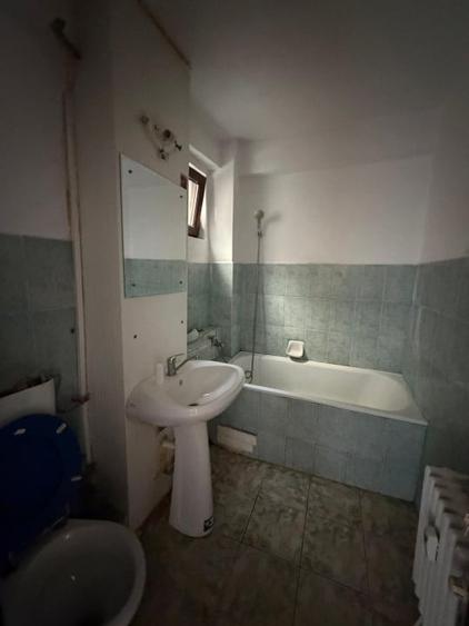 Apartament cu 3 camere decomandat, mobilat în Est