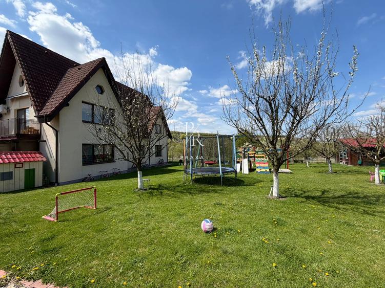 Casă individuală cu 7 camere cu Teren 1076 Mp în Florești