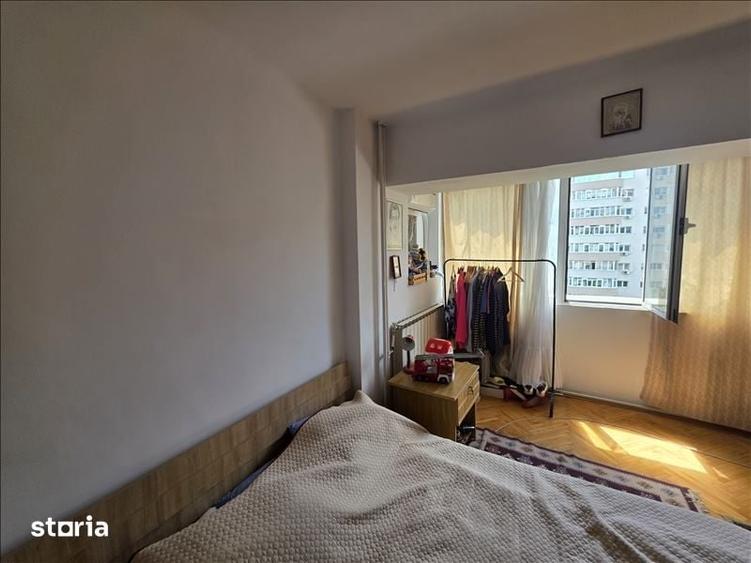 Apartament cu 5 camere decomandat în Obor