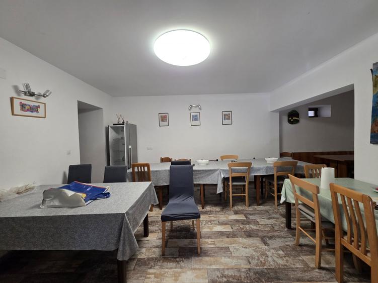 Casă individuală cu 8 camere cu Canalizare în Cristian