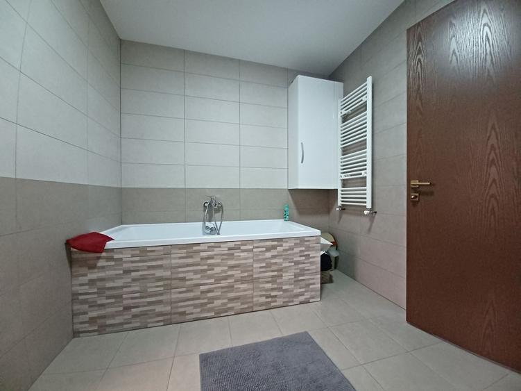 Casă individuală cu 5 camere cu Canalizare în Iris