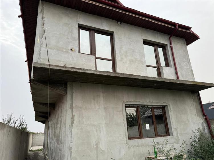 Casă individuală cu 4 camere cu Canalizare în Chercea