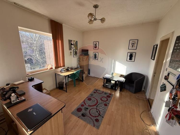 Casă individuală cu 5 camere cu Teren 232 Mp în Central