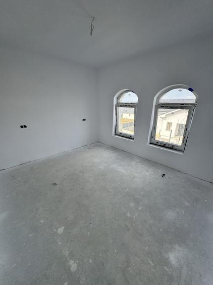 Casă cu 4 camere în Exterior Vest