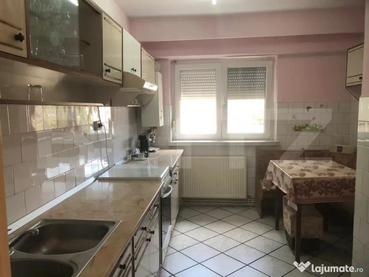 Apartament cu 3 camere decomandat în Carpați 2