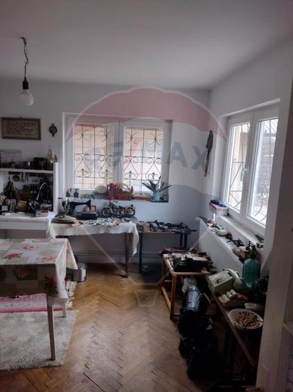 Casă individuală cu 6 camere cu Teren 1000 Mp în Central