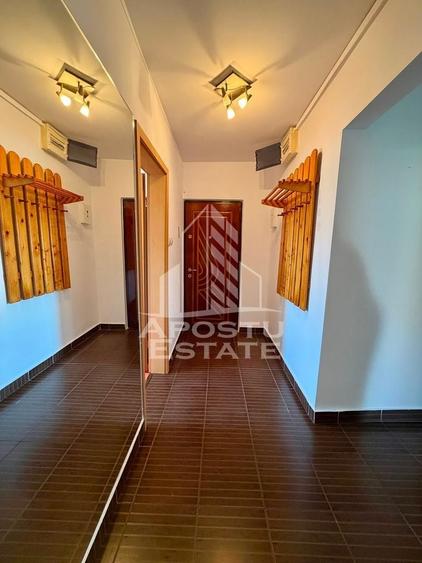 Apartament cu 3 camere decomandat, mobilat în Girocului