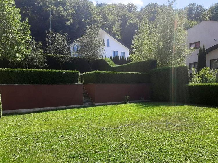 Casă individuală cu 5 camere cu Canalizare în Noua