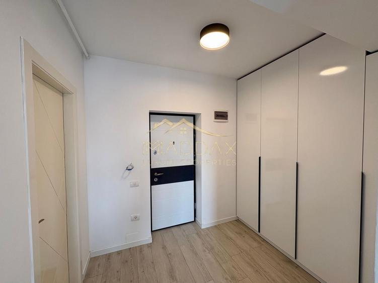 Apartament cu 3 camere semidecomandat, mobilat în Băneasa