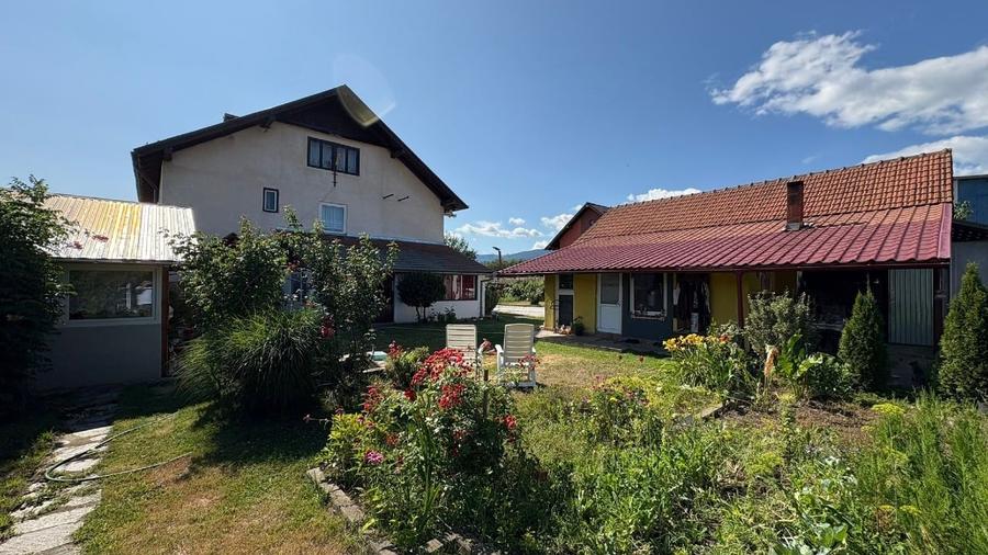 Casă individuală cu 5 camere cu Teren 6100 Mp în Pui