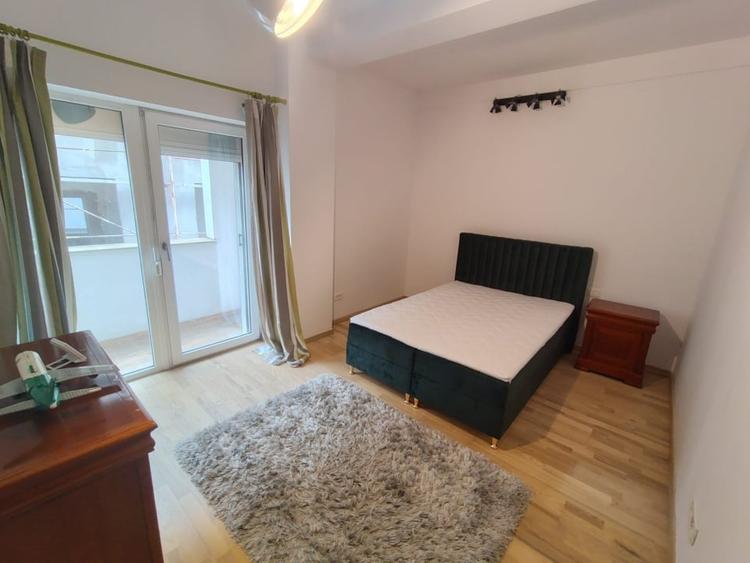 Apartament cu 3 camere semidecomandat, mobilat în Central