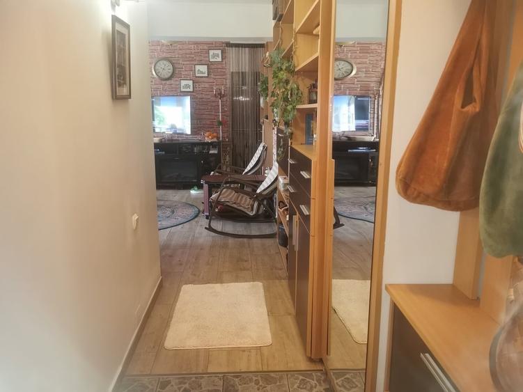 Apartament cu 3 camere semidecomandat în Central