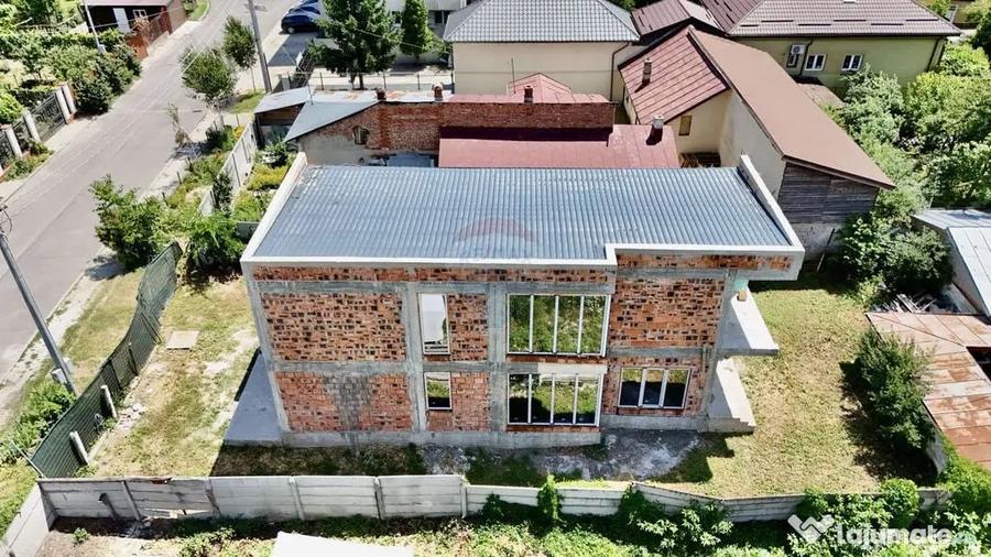 Casă cu 5 camere cu Teren 400 Mp în Central