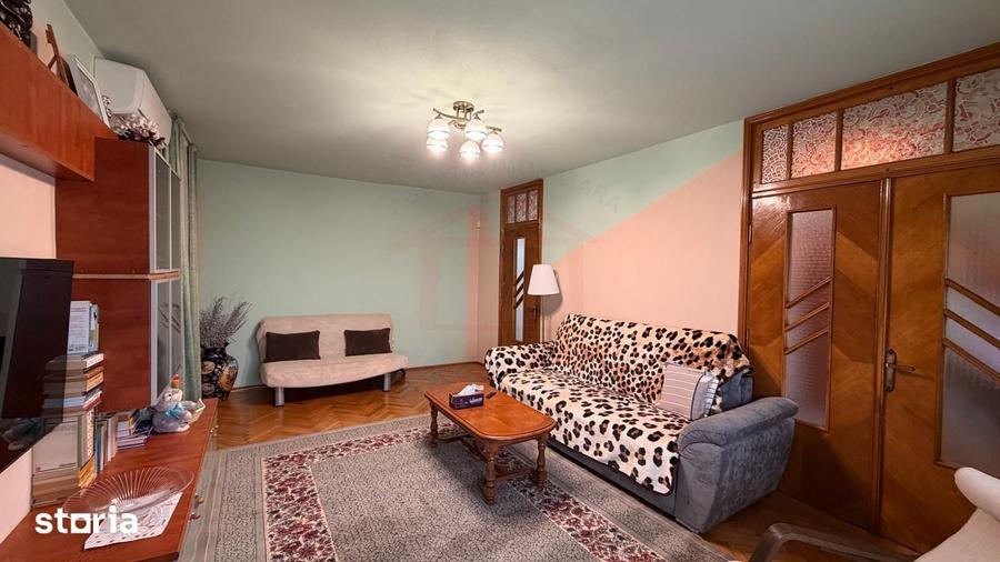 Apartament cu 4 camere decomandat în Piața Centrală