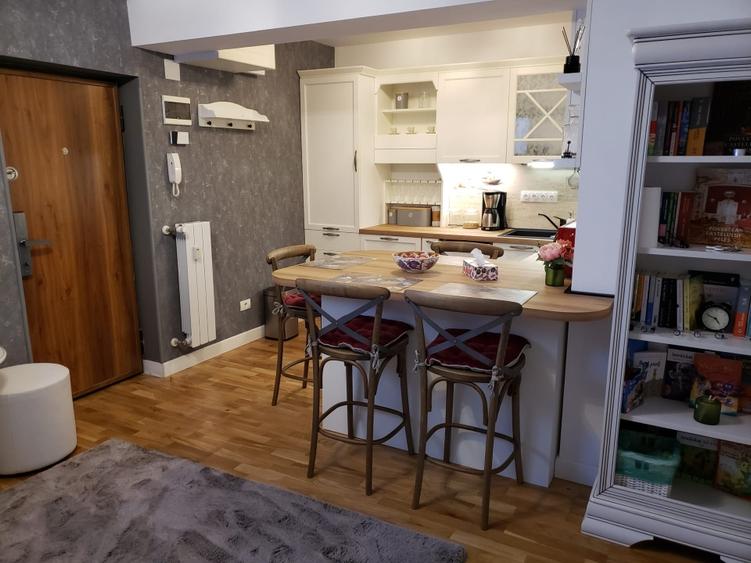 Apartament cu 2 camere semidecomandat, mobilat în Central
