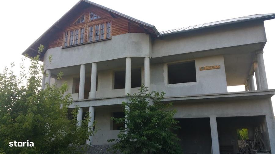 Casă cu 4 camere cu Teren 1950 Mp în Central
