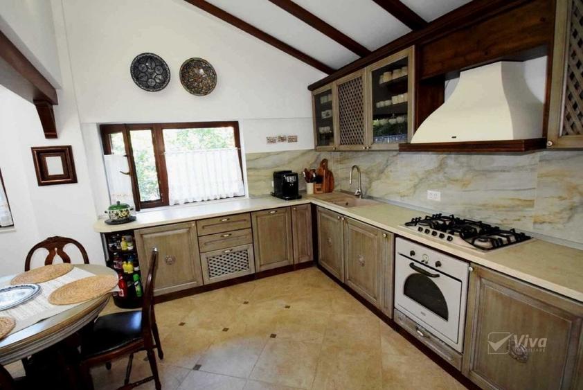 Casă individuală cu 7 camere cu Canalizare în Bucium