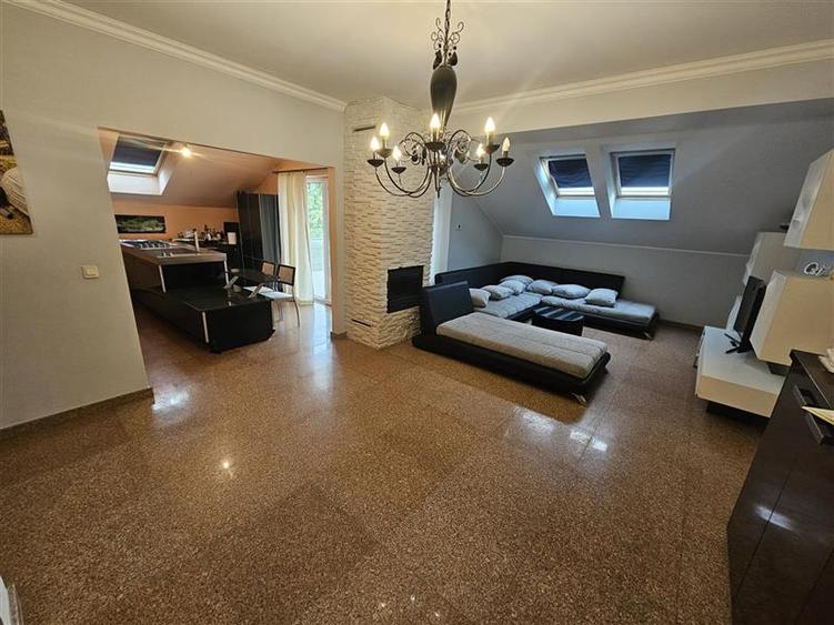 Apartament cu 4 camere decomandat în 9 Mai