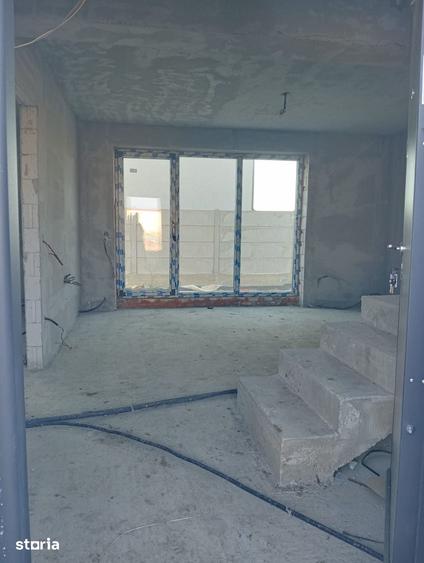 Casă cu 4 camere cu Teren 290 Mp în Comișani