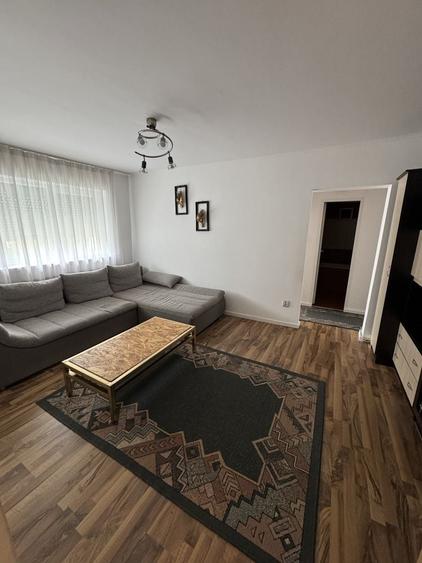 Apartament cu 3 camere semidecomandat în Exterior Vest