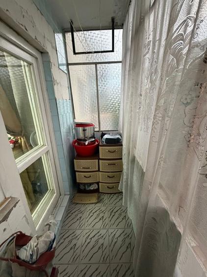 Apartament cu 3 camere semidecomandat, mobilat în Tei