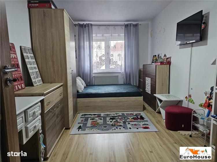 Apartament cu 3 camere în Cetate