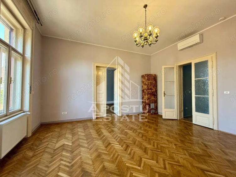 Apartament cu 5 camere decomandat în Sinaia