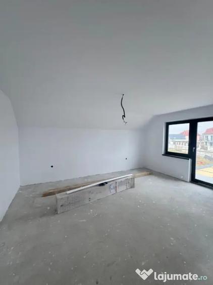 Casă cu 5 camere cu Teren 415 Mp în Central