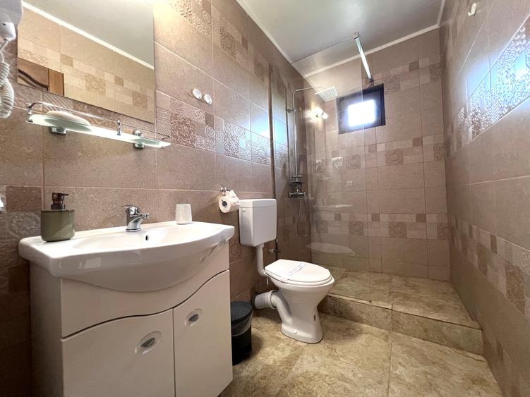 Casă cu 8 camere cu Teren 400 Mp în Central