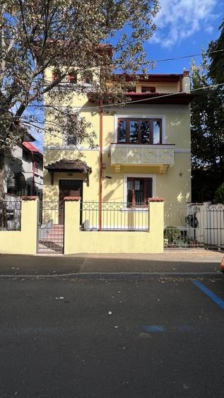 Casă individuală cu 10 camere cu Canalizare în Cotroceni