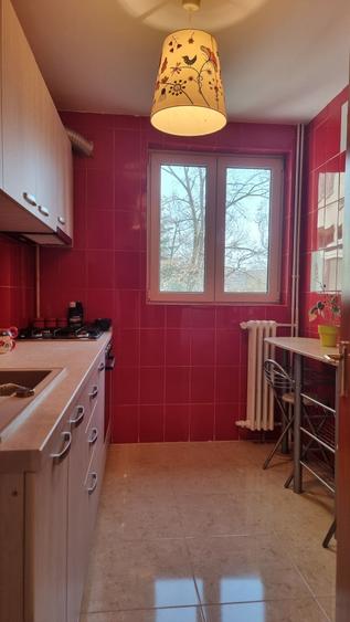 Apartament cu 3 camere decomandat în Roșu