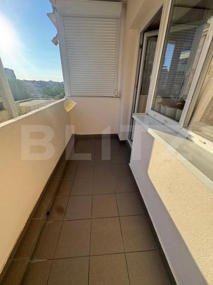 Apartament cu 3 camere decomandat, mobilat în Micro 11