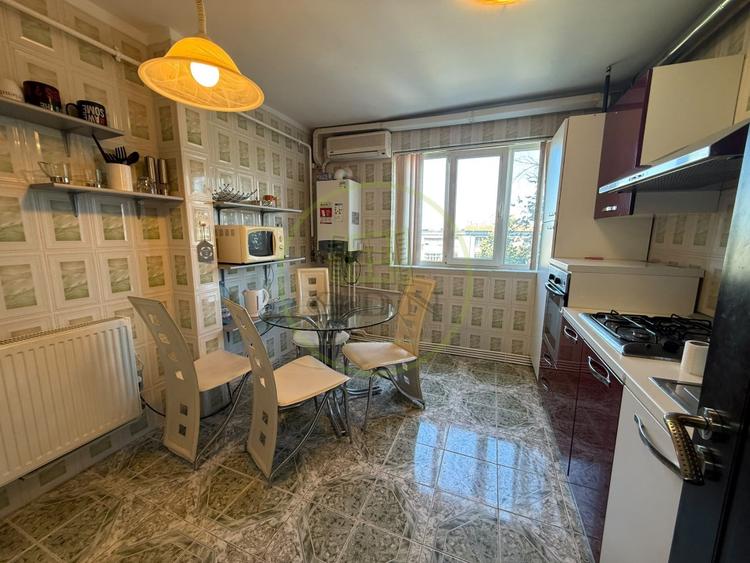 Apartament cu 3 camere decomandat, mobilat în Calea București