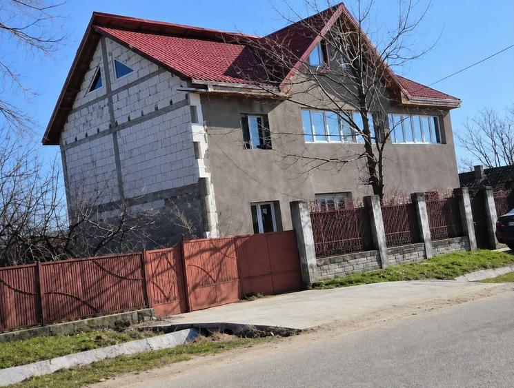 Casă cu 4 camere în Pleșoiu