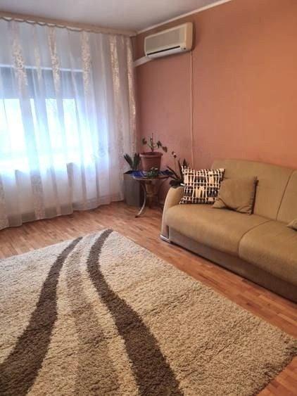 Apartament cu 2 camere decomandat, mobilat în Piața Centrală