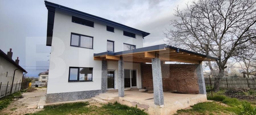 Casă individuală cu 15 camere cu Canalizare în Dumbrava