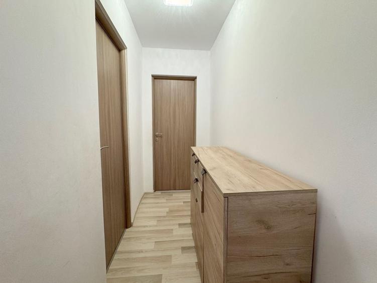 Apartament cu 3 camere semidecomandat, mobilat în Dacia