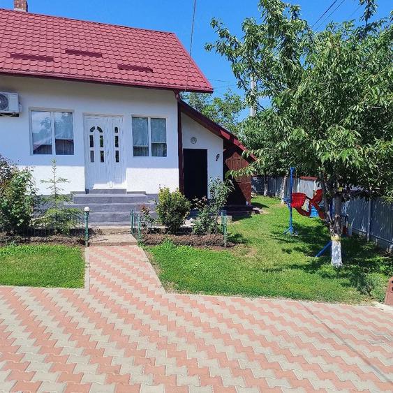 Casă cu 8 camere cu Teren 3500 Mp în Adâncata